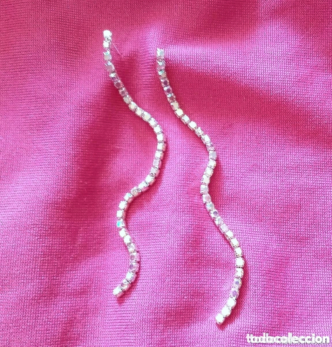 Gioielleria: Originales pendientes largos plateados con peque&ntilde;os brillantitos. 7,8cm largo. Muy luminosos