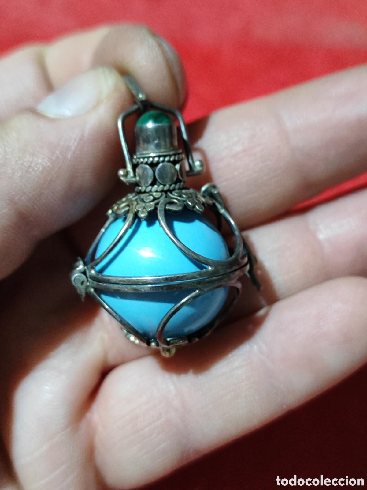 Joyeria: Antiguo colgante llamador de &aacute;ngeles de plata con piedra incrustada con apertura de cavidad