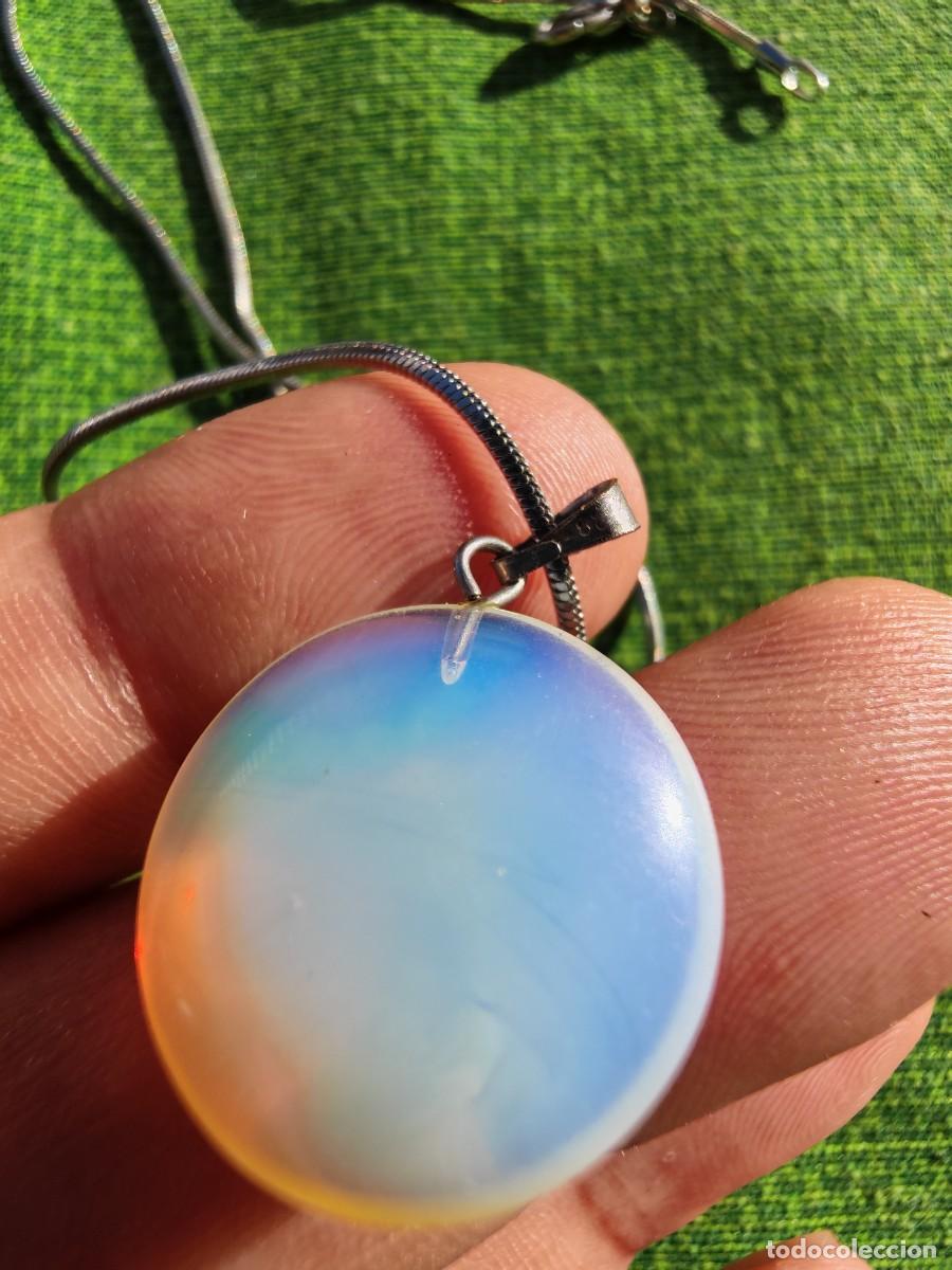 Gioielleria: Delicado collar con un colgante redondo de opalita iridiscente cadena de plata