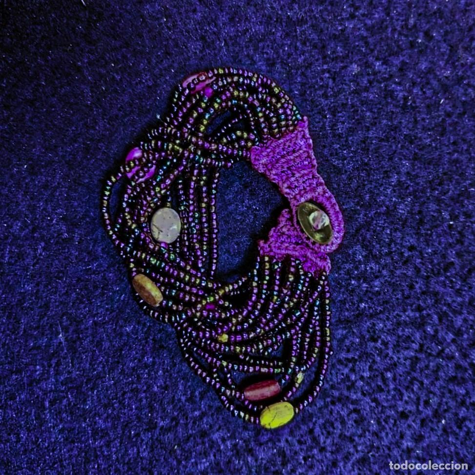 Joyeria: PULSERA TEJIDA DE PIEDRAS VIOLETAS Y MULTICOLOR. CIERRE BOTON - Foto 1