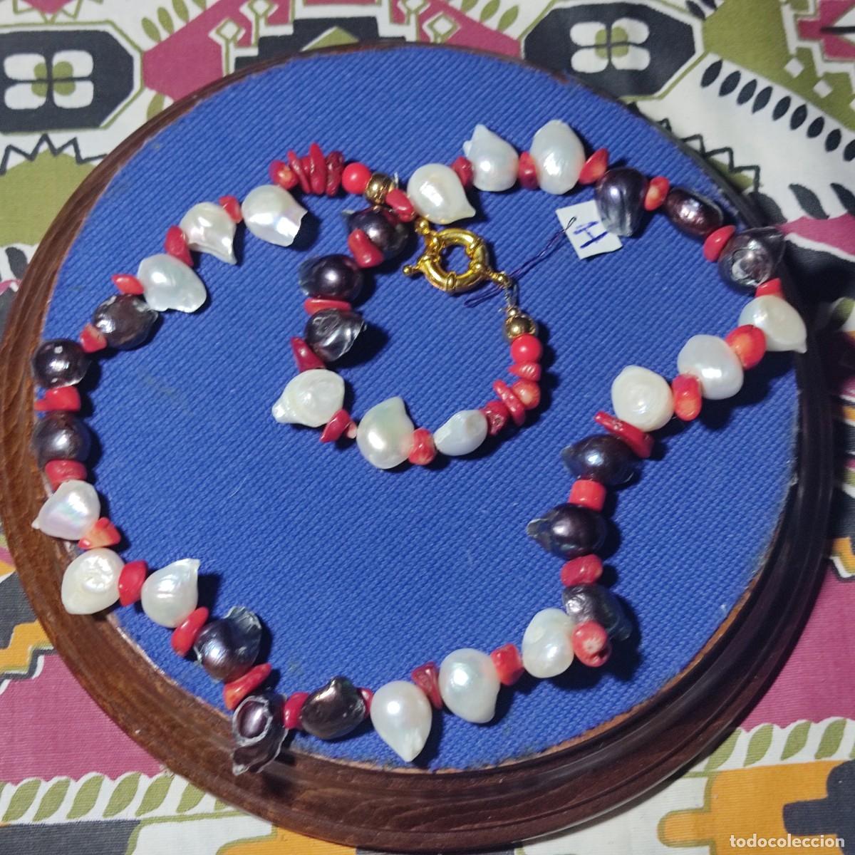 Joyeria: Collar de perlas grises y blancas y coral rojo. *H*