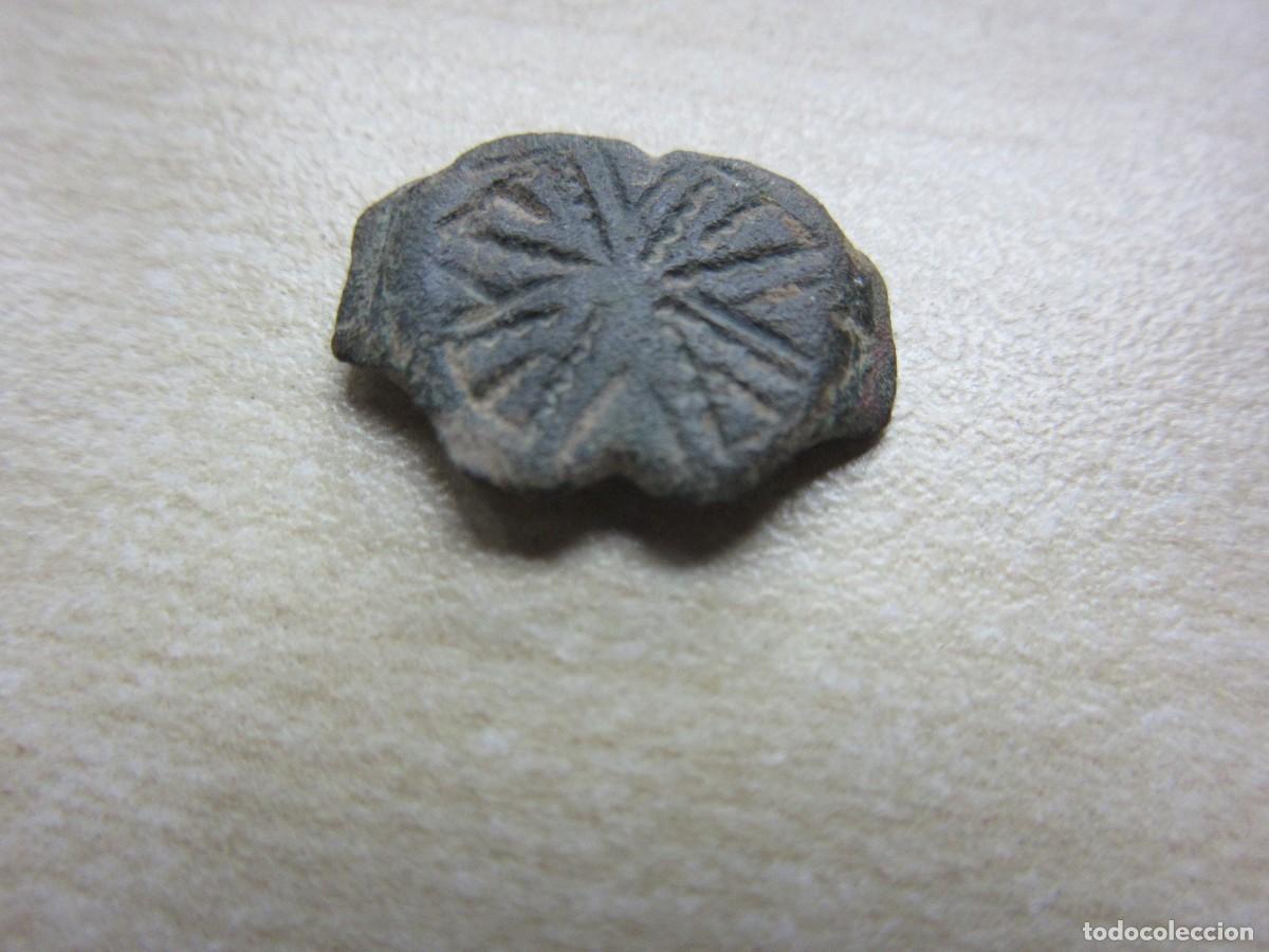 Joyeria: Parte central de anillo de bronce decorado Probable medieval 1,4 cm
