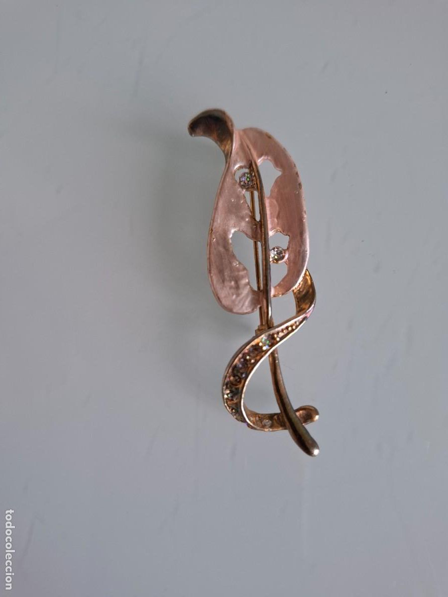 Joyeria: ANTIGUO BROCHE DE METAL CON FORMA DE HOJA - DORADO Y MORADO, CON PERLITAS - VINTAGE