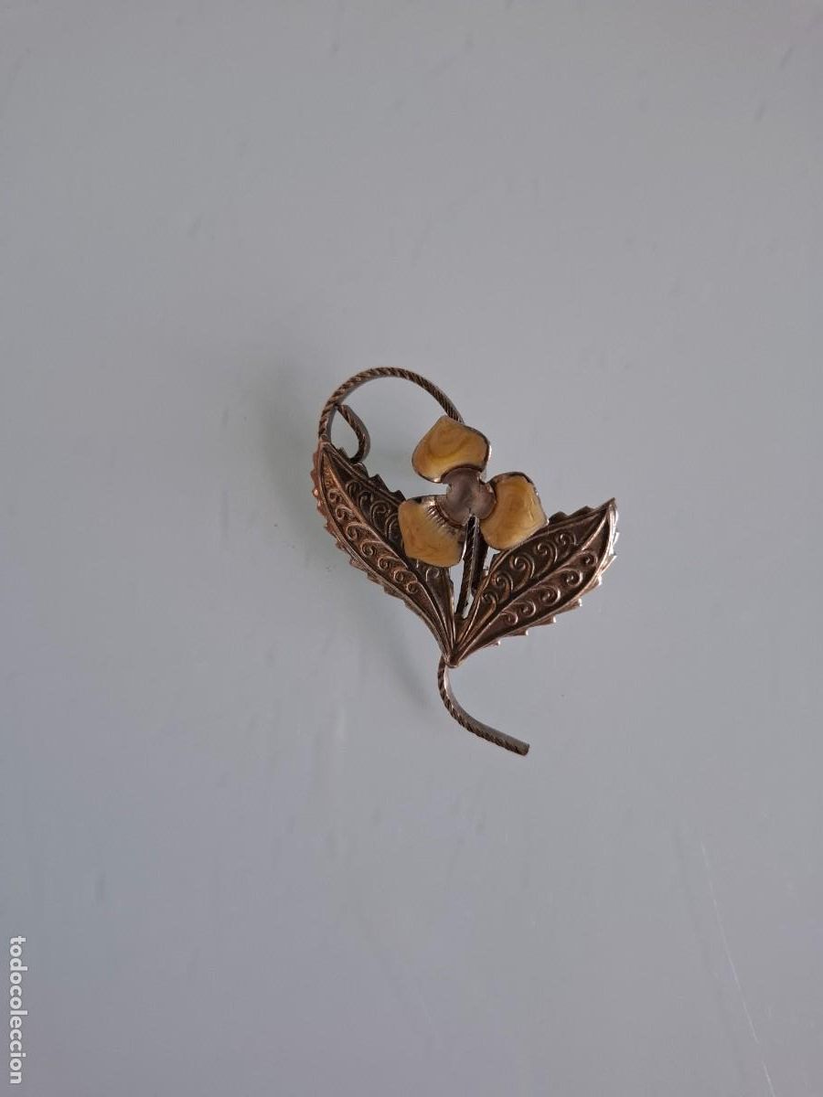 Joyeria: ANTIGUO BROCHE DE METAL PLATEADO - FORMA DE HOJAS CON FLOR DE ESMALTE BEIGE - VINTAGE
