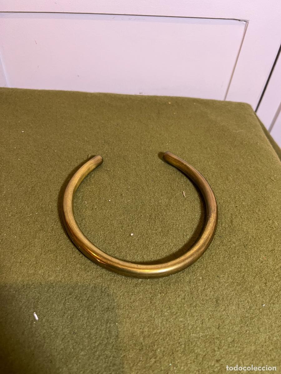 Schmuck: Gargantilla r&iacute;gida tipo torque de lat&oacute;n dorado &ndash; Collar vintage de inspiraci&oacute;n celta
