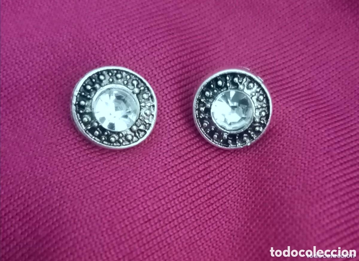 Gioielleria: Originales pendientes plateados con tachuelas e incrustacion brillante central 8mm di&aacute;m. Muy bonitos
