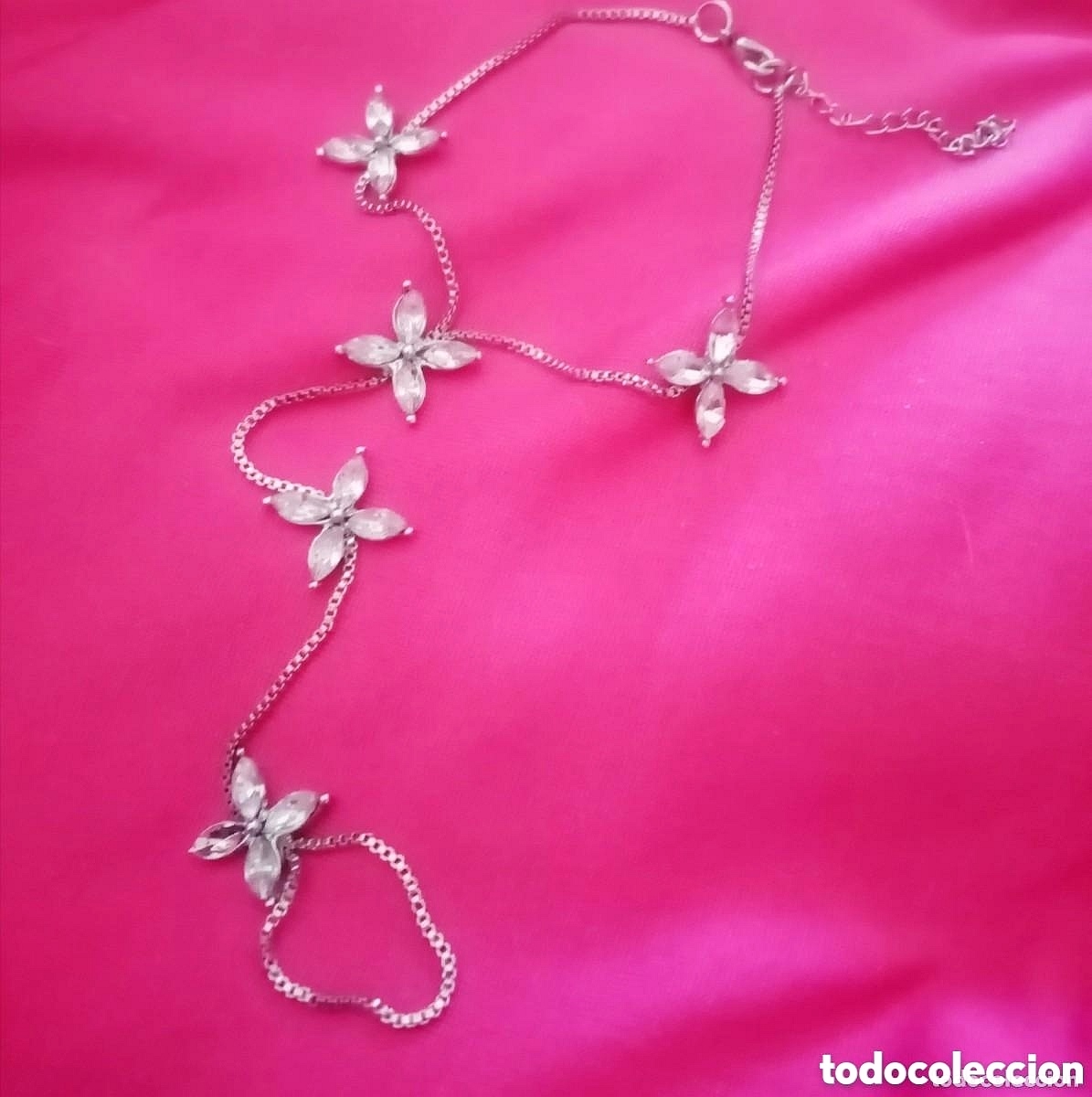 Joalharia: Original &rdquo;pulsera de anillo de dedo&rdquo; plateada combinada con flores de cristal brillante. Muy bonita.