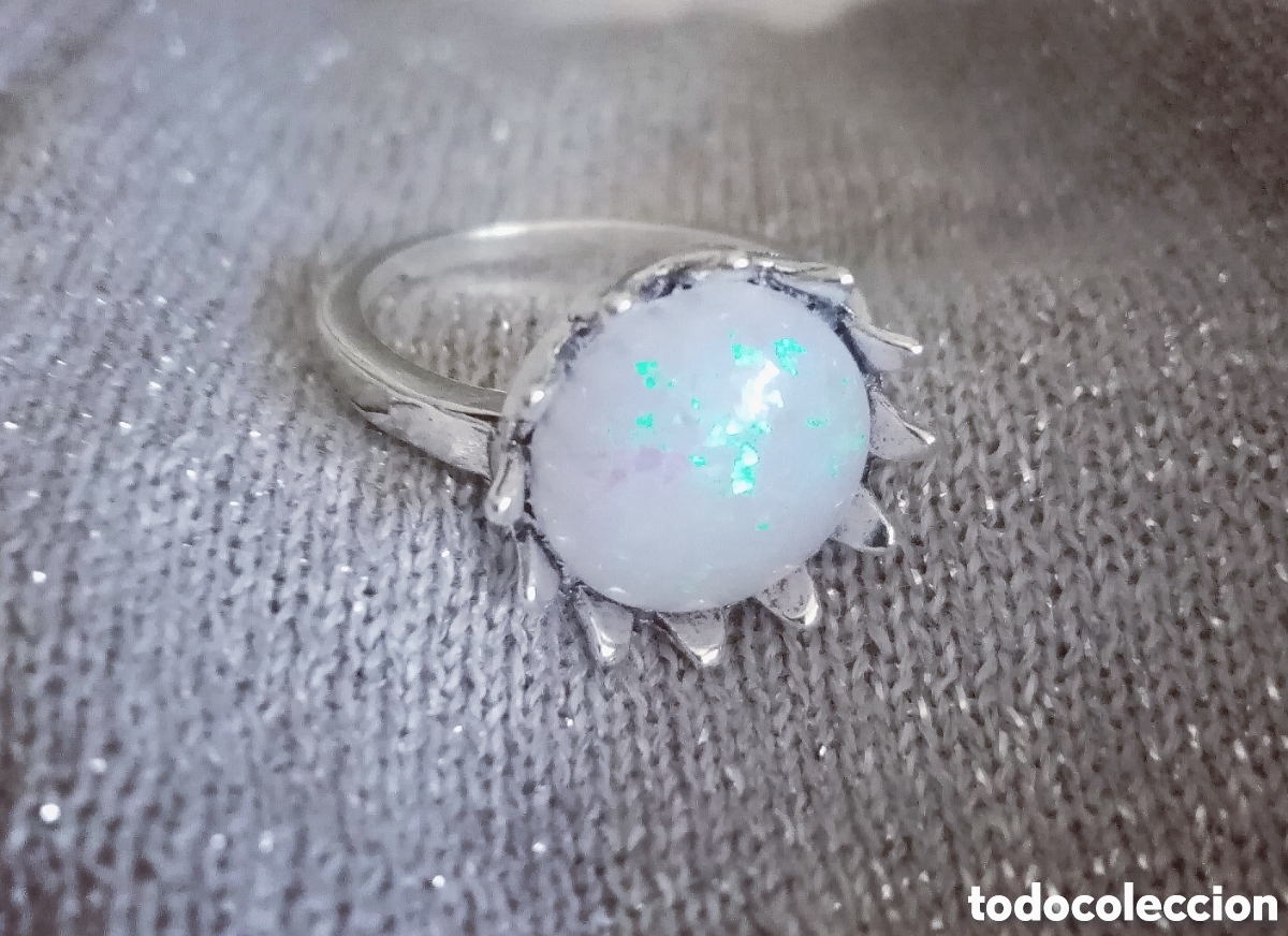 Joalharia: Original anillo color plata vieja con &oacute;palo de fuego blanco circular. 17, 5mm di&aacute;m x 1,5cm de esfera