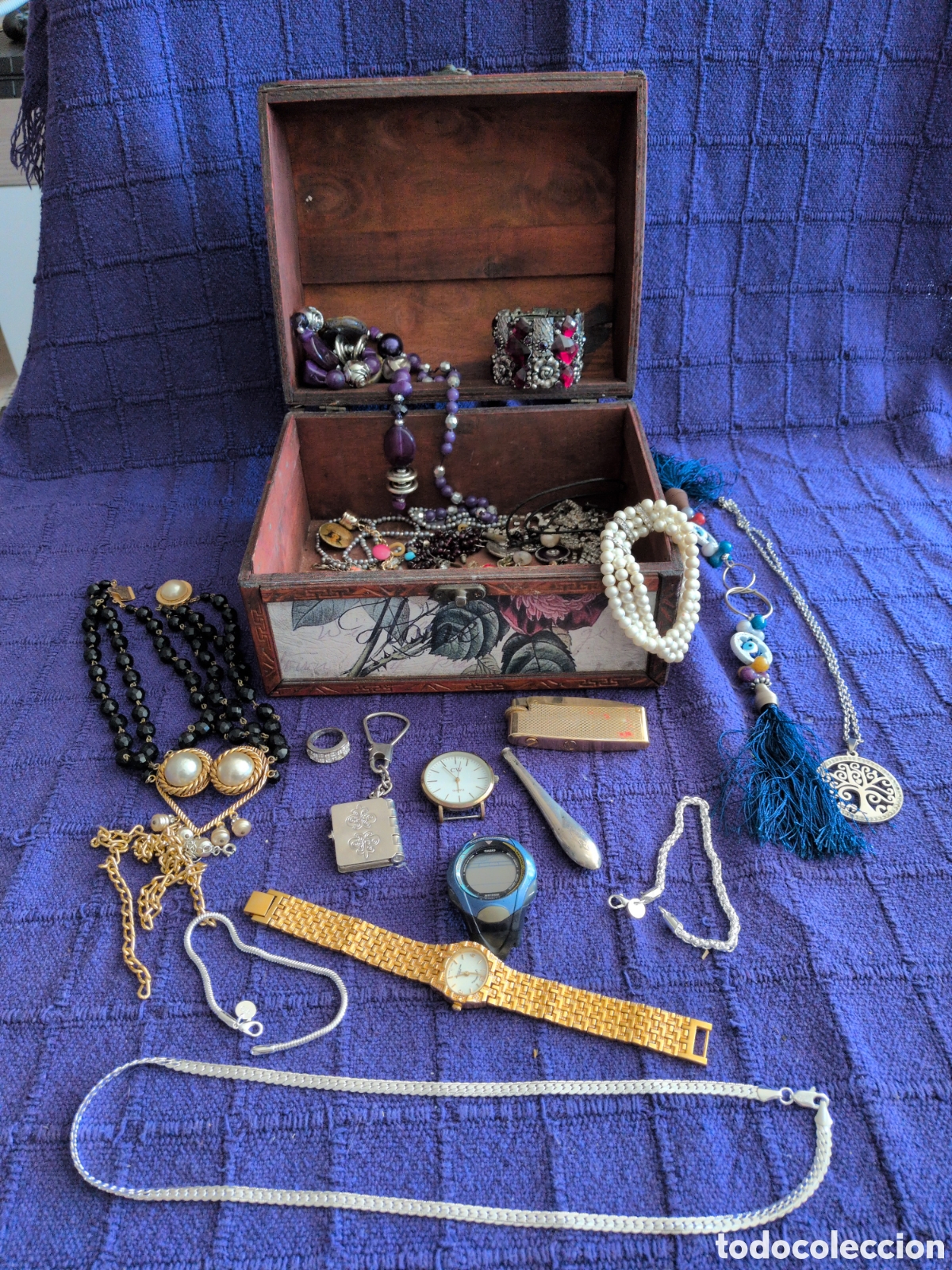 Joalheria: Caja ba&uacute;l de madera con lote de joyas, relojes..... Todo lo que se ve en las fotograf&iacute;as