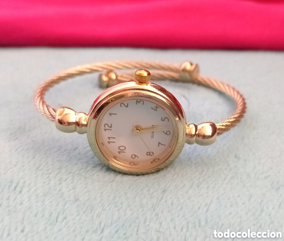 Joalharia: Original reloj de pulsera dorado y blanco. Tipo brazalete, r&iacute;gido ajustable. Muy bonito. (Pila inclu