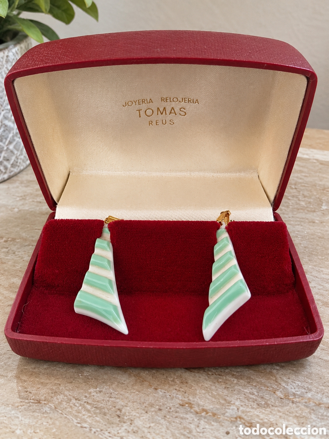 Joyeria: Pendientes antiguos de la marca Tomas Reus, con un dise&ntilde;o &uacute;nico en forma de abanico o l&aacute;grima