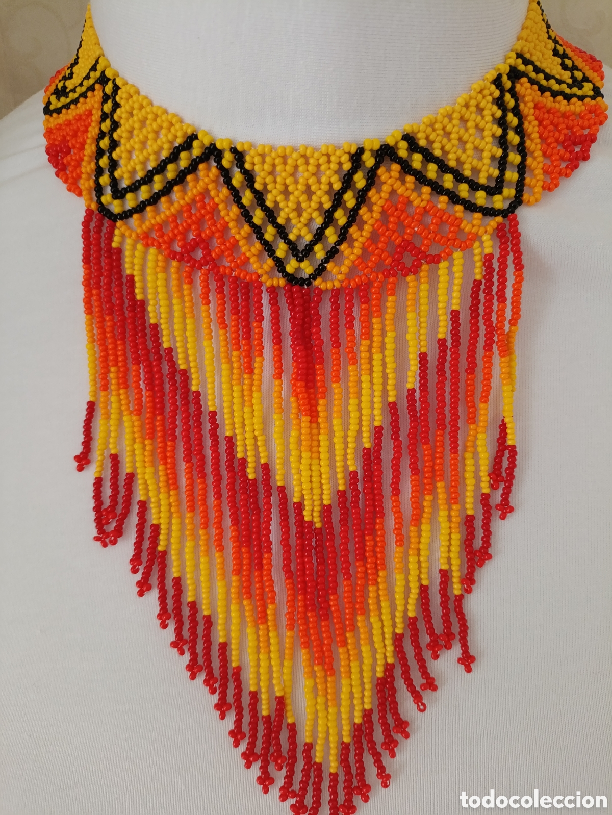 Joyeria: Collar flecos,tejido con mostacillas rojas,naranjas ,amarillo y negro.collar nuevo