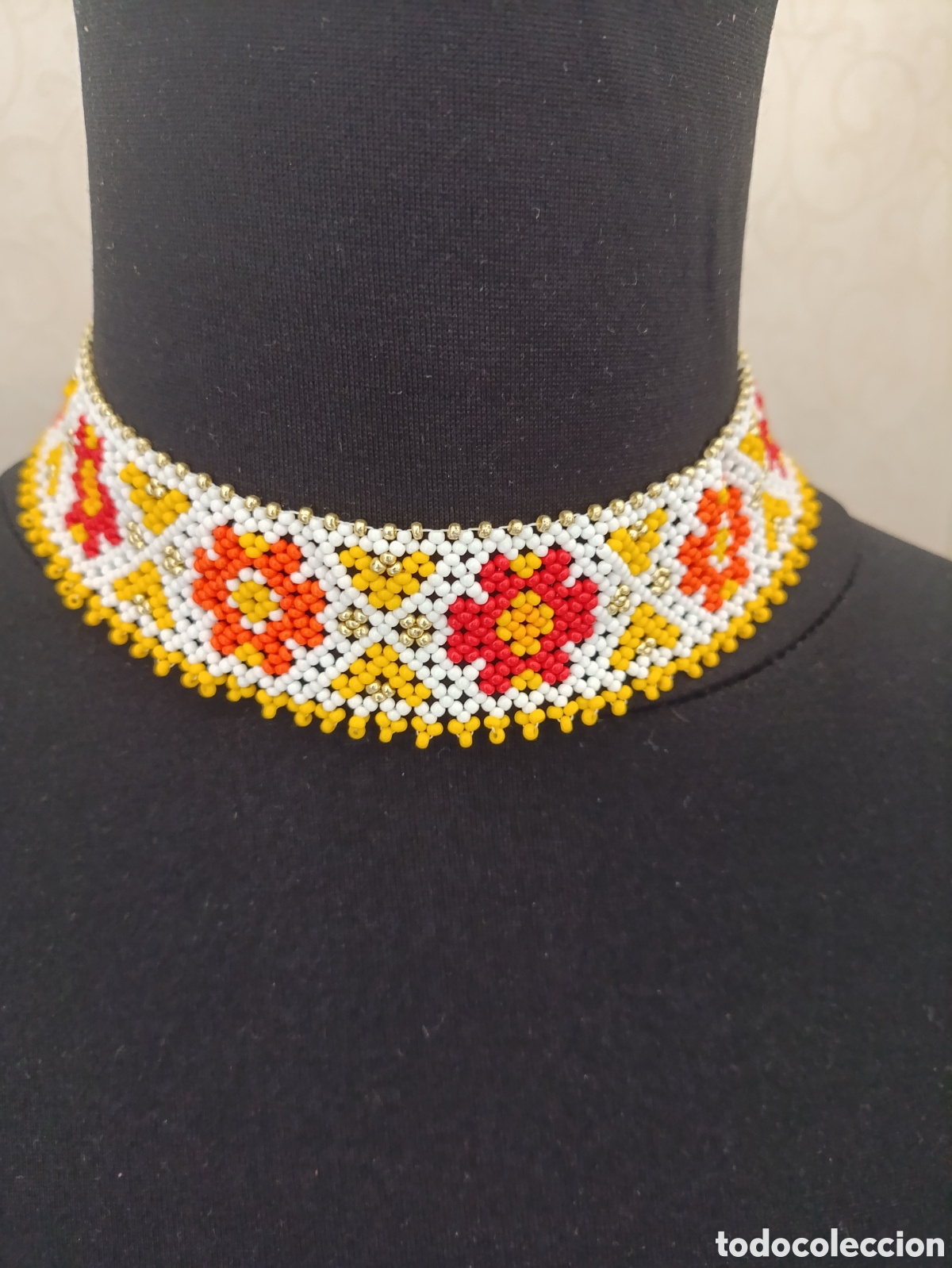 Joyeria: Collar flor,tejido a mano con mostacillas roja,naranja,blanco, amarillo y toques dorado