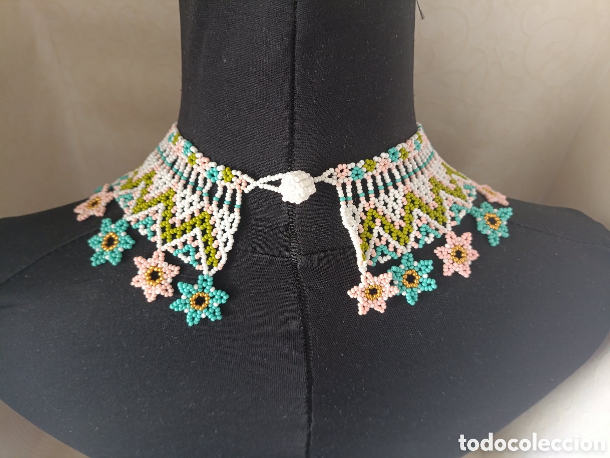 Joyeria: Collar artesanal tejido con mostacillas,rosa,verde ,blanco. Broche bola