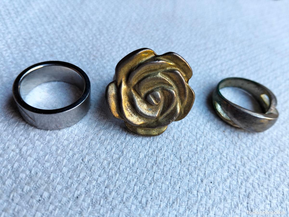 Joaillerie: Lote 3 anillos de bisuter&iacute;a vintage de metal color plateado y flor color dorada