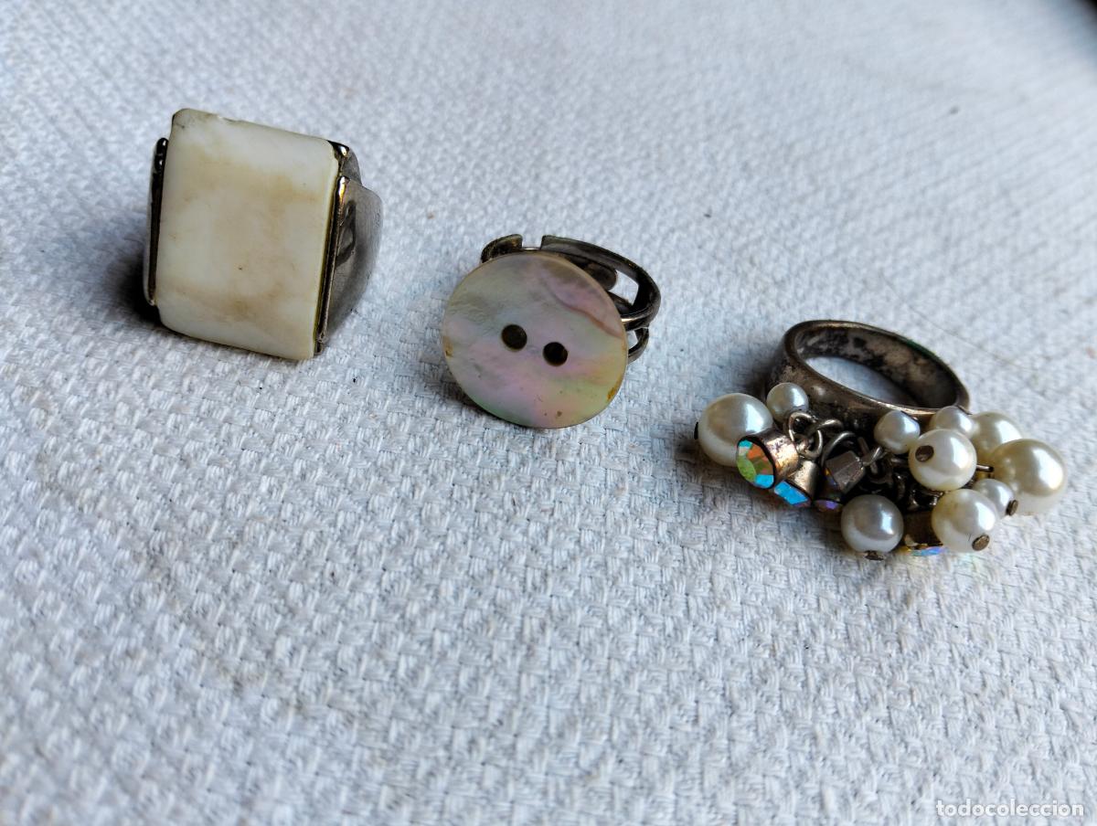Joaillerie: Lote 3 anillos de bisuter&iacute;a vintage de metal color plateado y n&aacute;car o concha perlitas