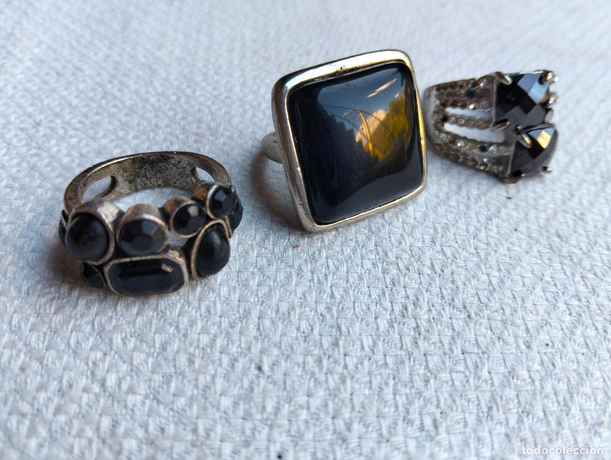 Joaillerie: Lote 3 anillos de bisuter&iacute;a vintage de metal color plateado y piedras o cristales negros decorativos
