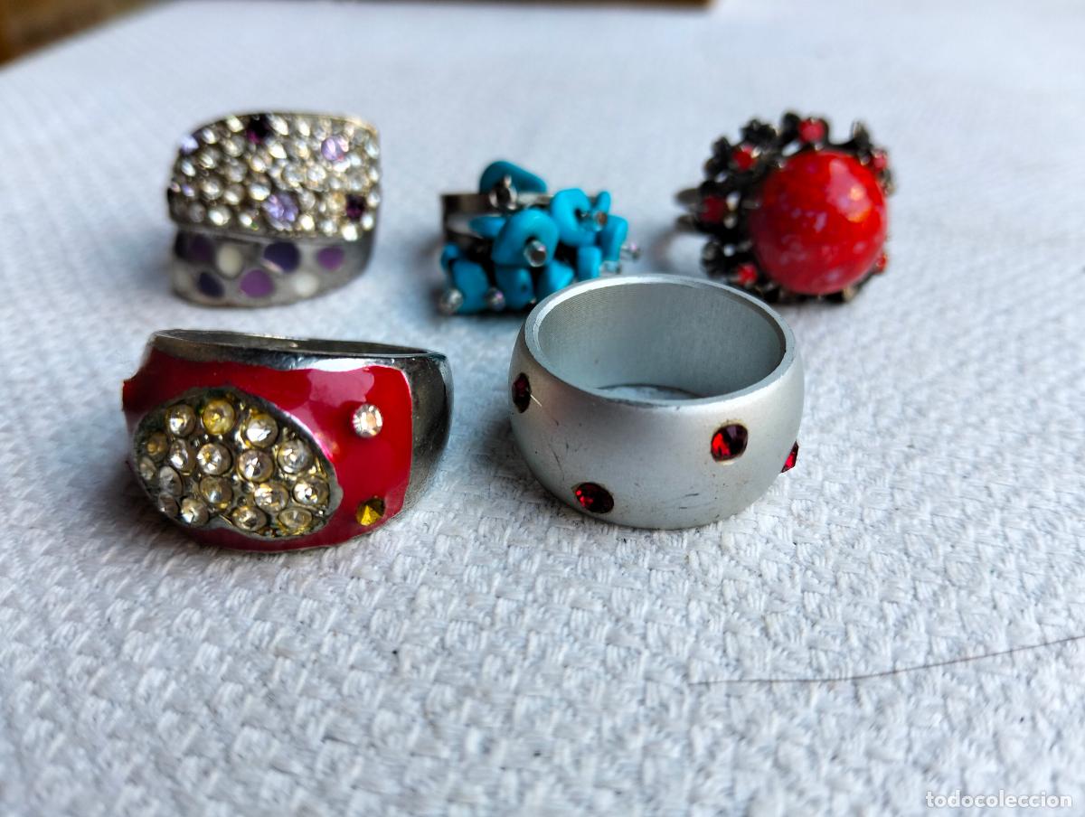 Joaillerie: Lote 5 anillos de bisuter&iacute;a vintage de metal color plateado y piedras o cristales colores rojo lila