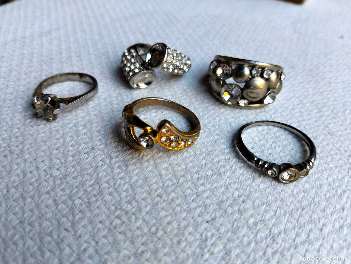 Joaillerie: Lote 5 anillos de bisuter&iacute;a vintage de metal color plateado y dorado con cristalitos
