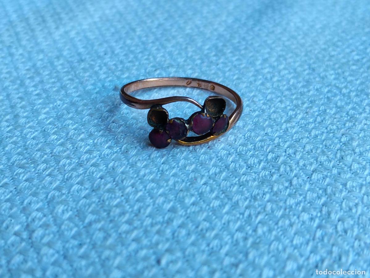 Joaillerie: Antiguo anillo color dorado ba&ntilde;ado de oro con marca de tres flores cristales cristalitos lila morado