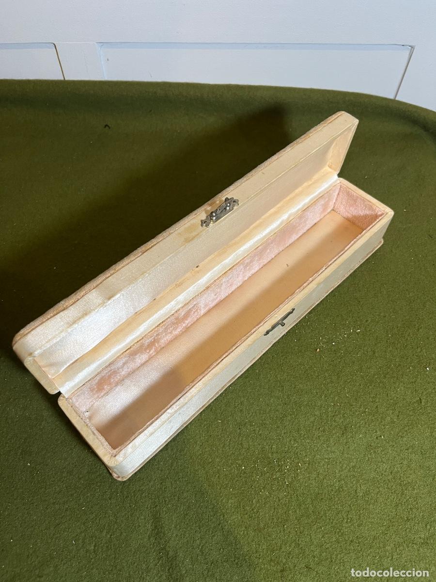 Joaillerie: Estuche Alargado de Joyer&iacute;a o Presentaci&oacute;n &ndash; Terciopelo y Seda &ndash; Caja Vintage para Cubiertos, Pluma