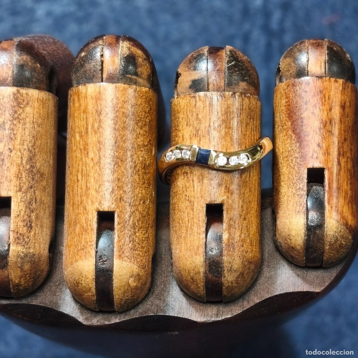 Joaillerie: ANILLO DE PLATA CHAPADA EN ORO CON ZAFIRO AZUL NATURAL Y CIRCONITAS. CONTRASTADO