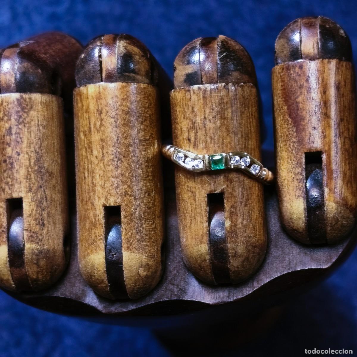 Joaillerie: ANILLO DE PLATA CHAPADA EN ORO CON ESMERALDA NATURAL. CONTRASTADO