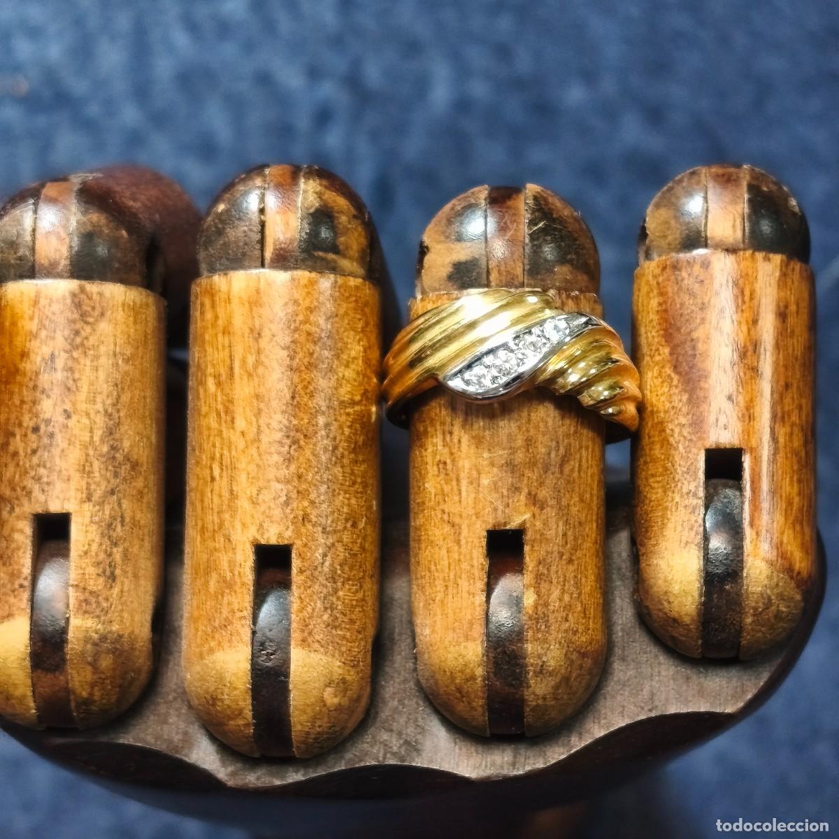 Joaillerie: ANILLO DE PLATA CHAPADA EN ORO CON BANDA DE CIRCONITAS. CONTRASTADO