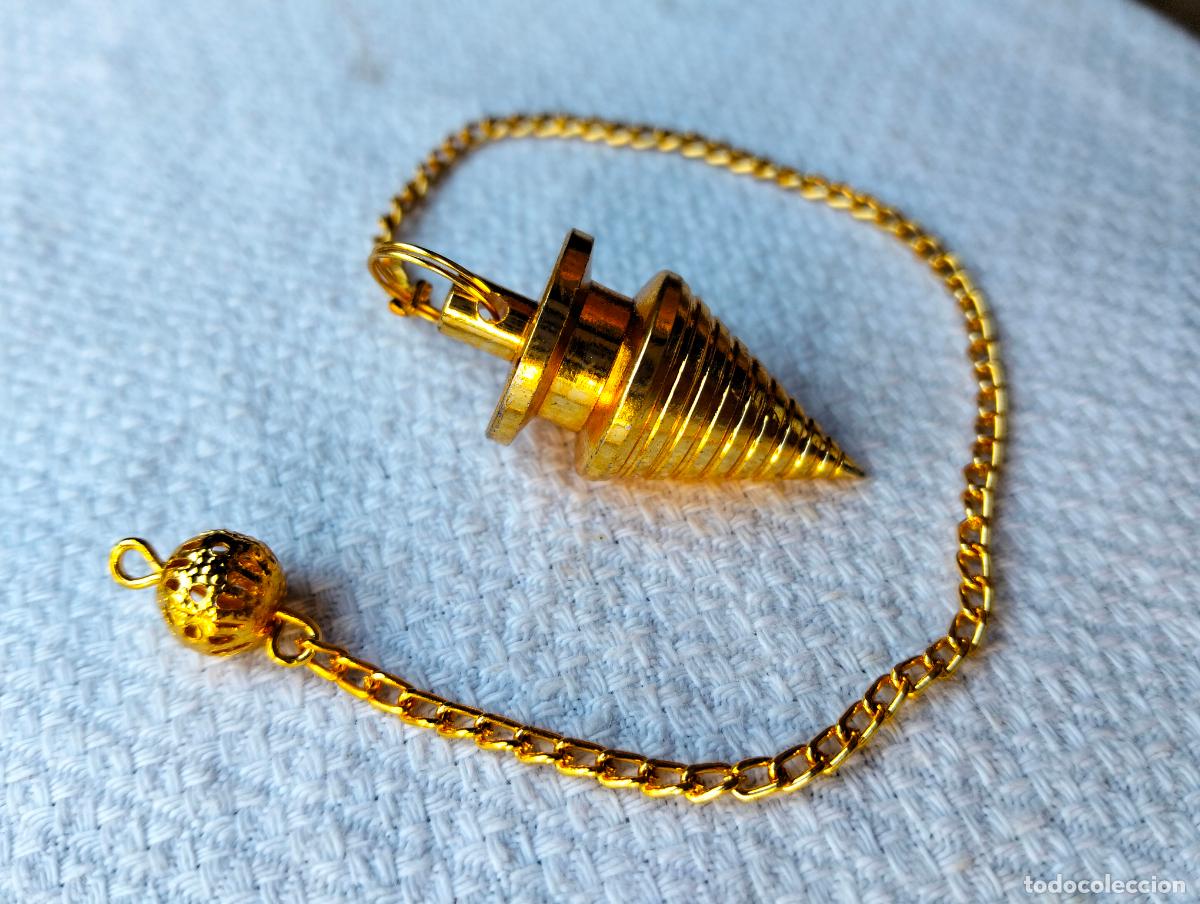Joaillerie: P&eacute;ndulo espiral c&oacute;nico con cadena jet isis colgante acanalado metal color dorado vintage esoterismo