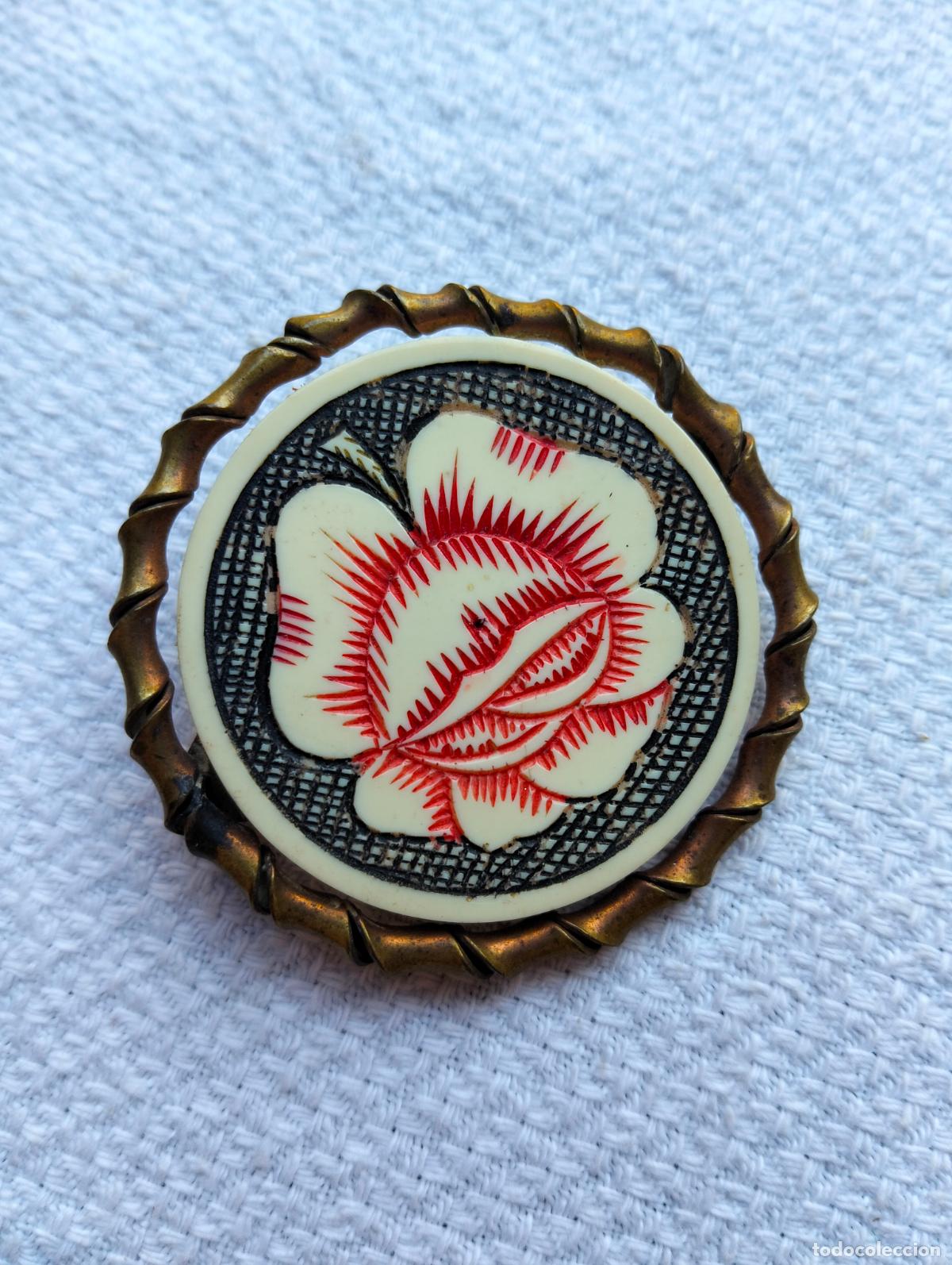 Joaillerie: Antiguo broche decorativo estilo modernista flor rosa circular pasta metal color dorado