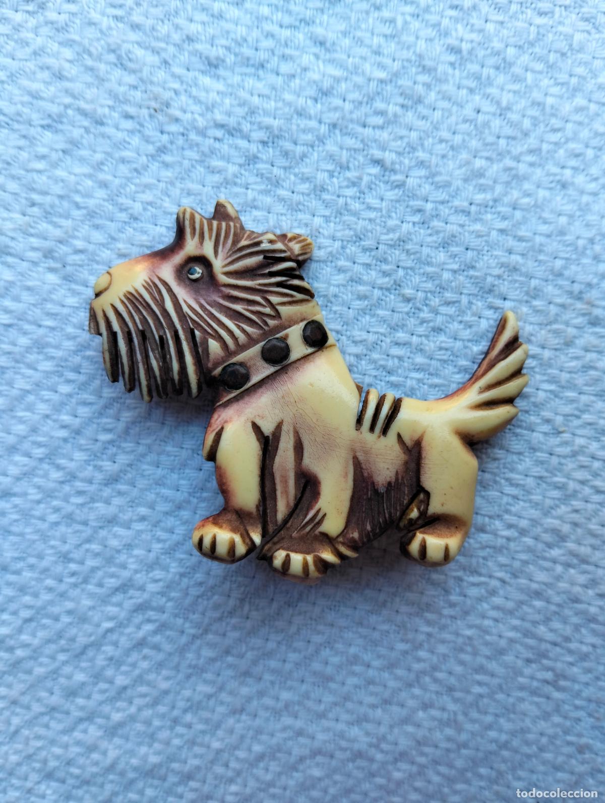 Joaillerie: Antiguo broche decorativo de estilo perro escoc&eacute;s pasta o madera blanco estilo cuadro a&ntilde;os 60