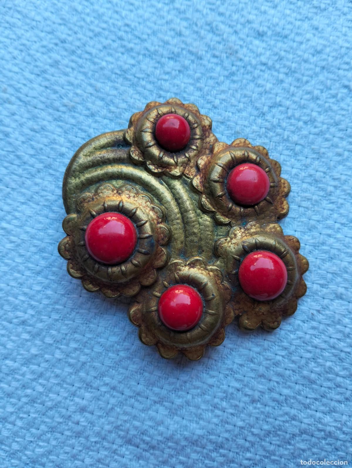 Joaillerie: Antiguo broche decorativo estilo Modernista metal color dorado cuentas rojas coralina a&ntilde;os 50