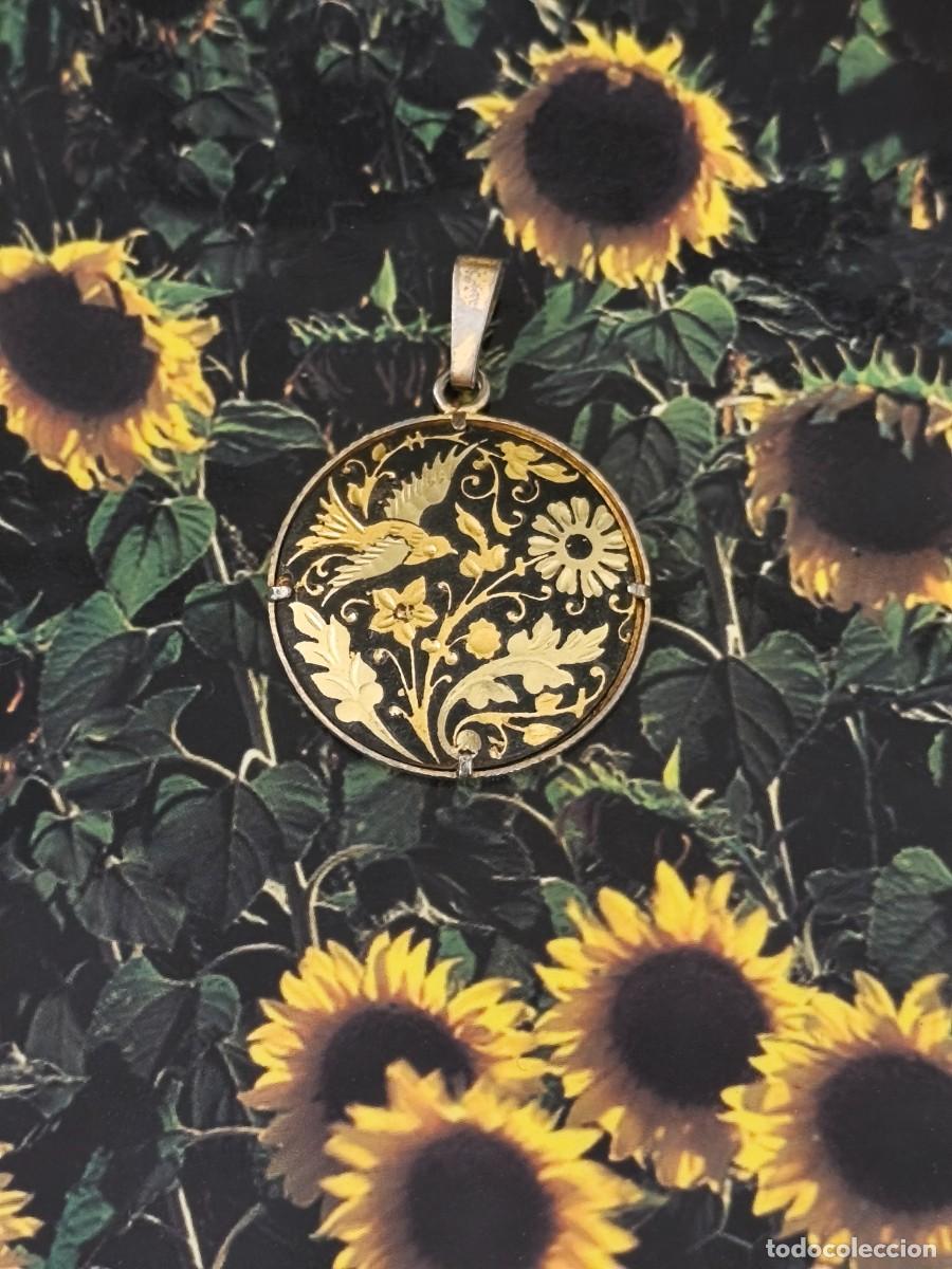 Joaillerie: Precioso colgante damasquinado.