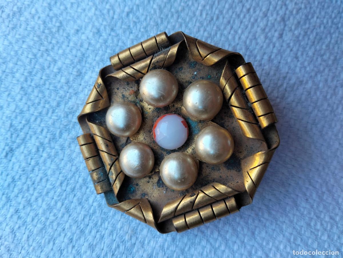 Joaillerie: Antiguo broche decorativo estilo Art Deco metal color dorado cuentas blancas estilo perlas a&ntilde;os 40
