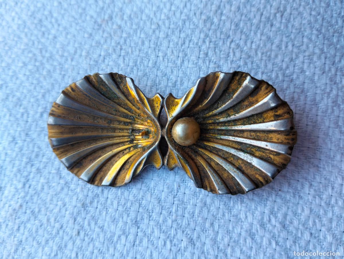 Joaillerie: Antiguo broche decorativo metal color dorado cuenta blanca perla forma concha a&ntilde;os 50
