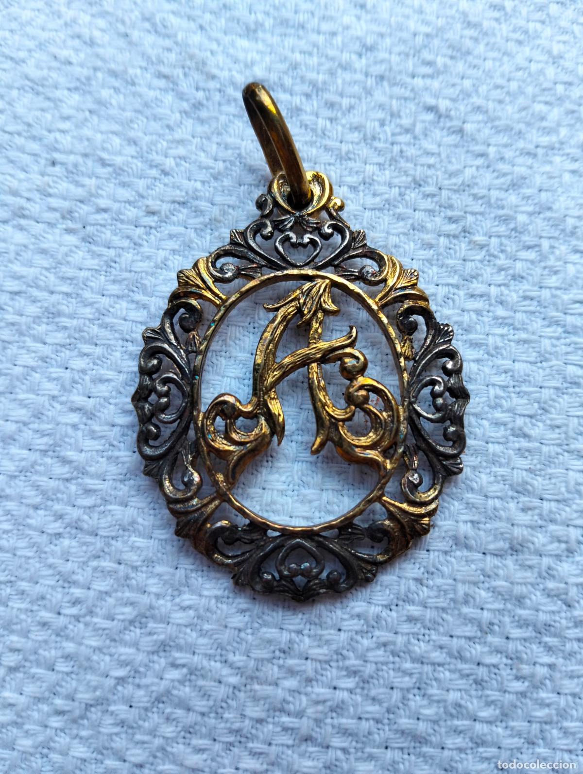 Schmuck: Antiguo colgante decorativo estilo victoriano metal chapado en dorado steampunk grabado letra A