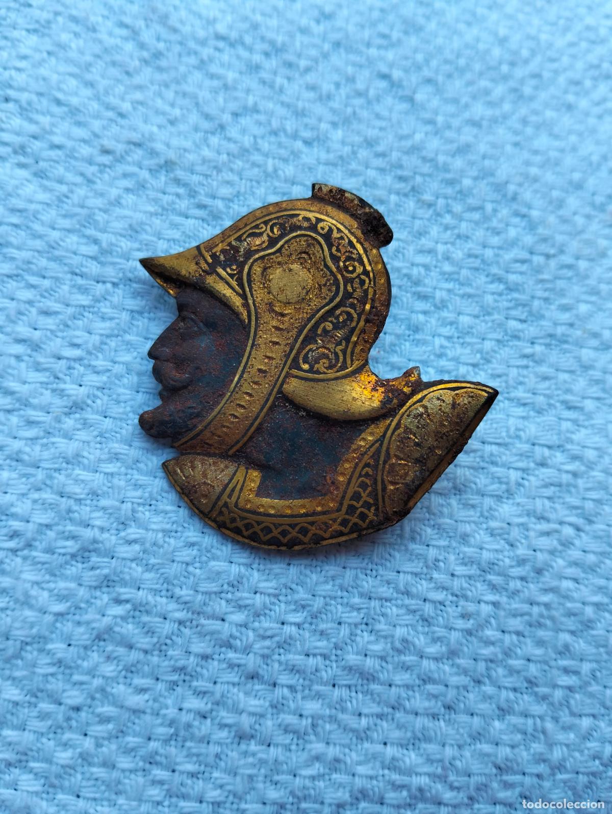 Schmuck: Antiguo broche decorativo estilo Modernista o Victoriano metal dorado steampunk caballero soldado