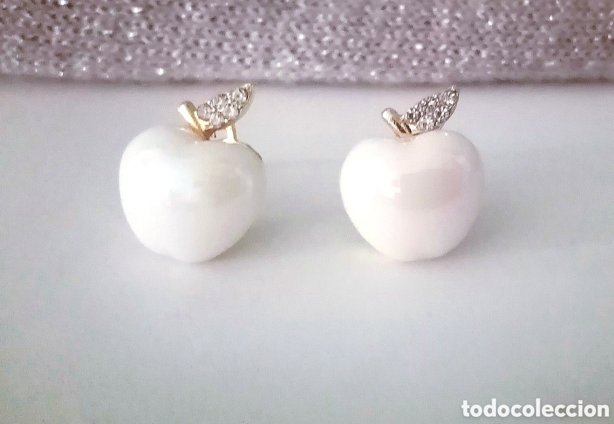 Schmuck: Originales pendientes de bot&oacute;n manzana simil perla blanca sint&eacute;tica esmaltada con incrustaciones bri