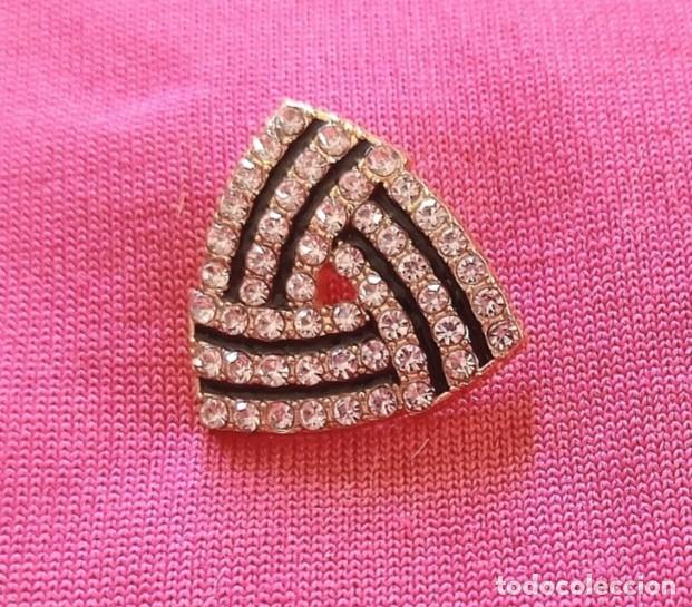 Schmuck: Originales pendientes de bot&oacute;n geom&eacute;tricos, tri&aacute;ngulo plateados e incrustaciones brillantes blancas