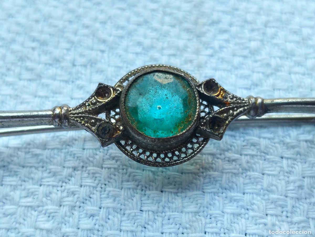 Joyeria: Broche antiguo de metal color plateado y cristal azul central aguja de pecho marcada 148 a&ntilde;os 20-30