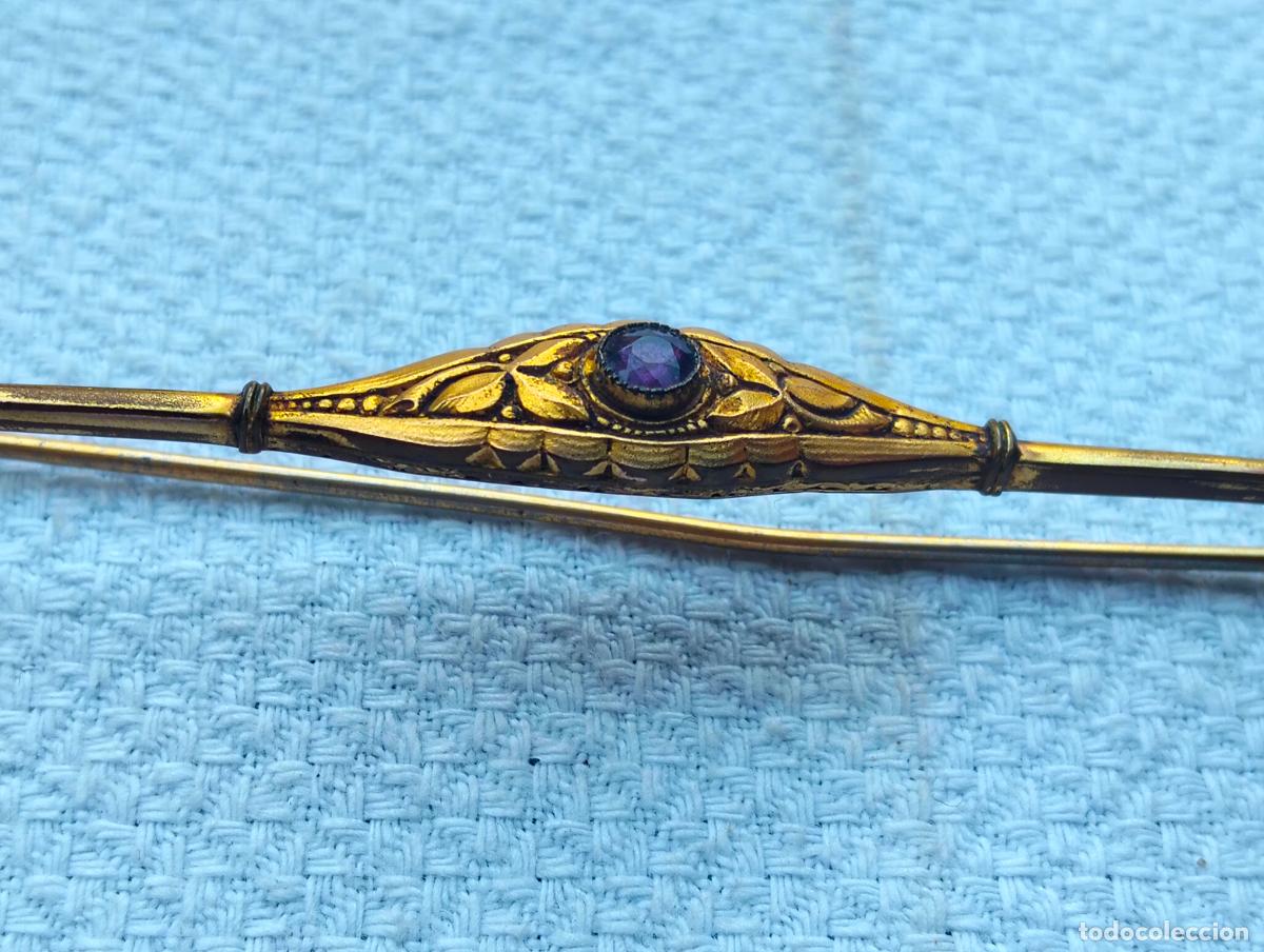 Joyeria: Broche antiguo de metal color dorado y cristal azul lila morado central aguja de corbata marcada 148