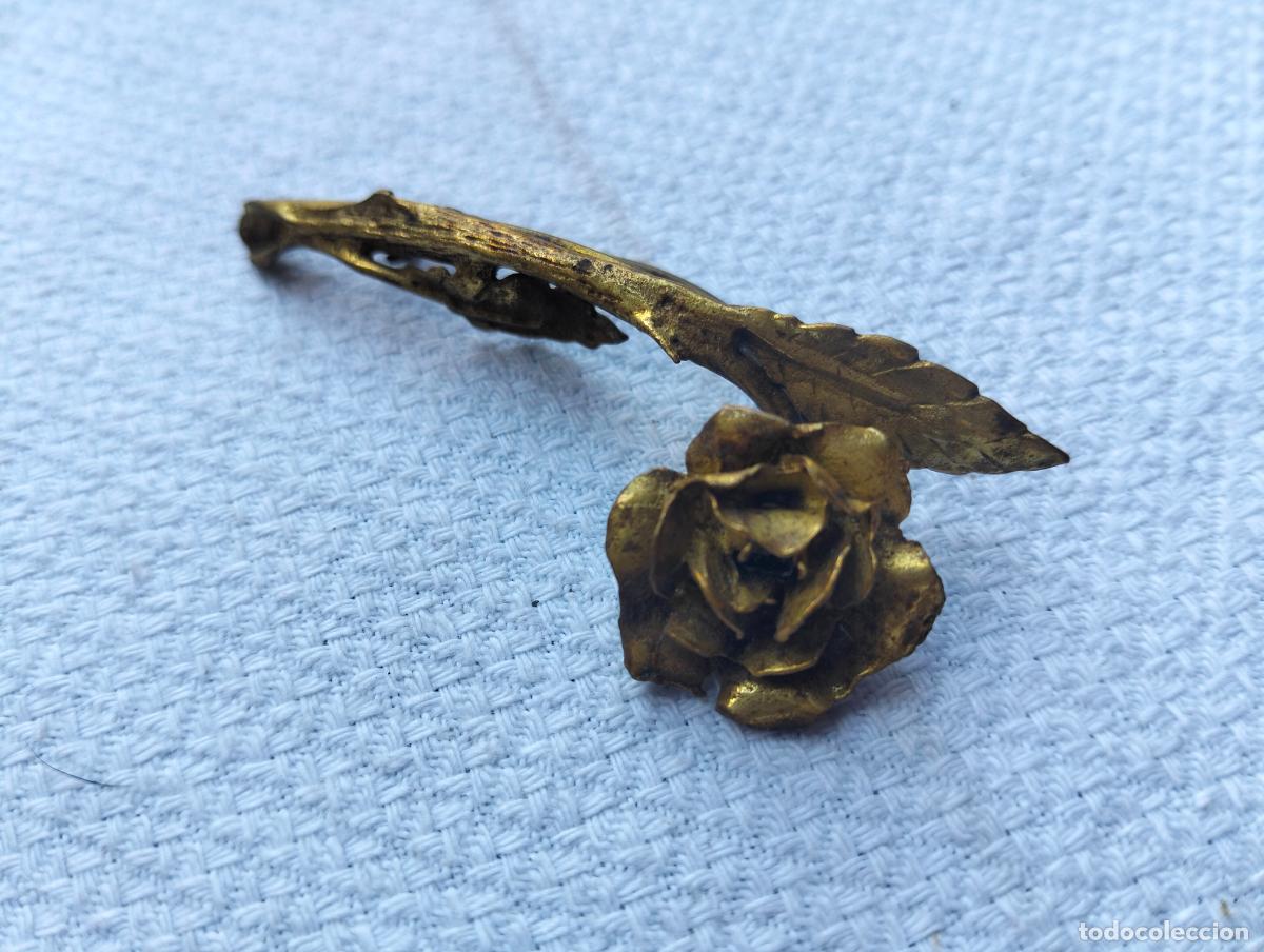 Joyeria: Broche antiguo de metal color dorado aguja de pecho figura forma flor rosa con hoja a&ntilde;os 50