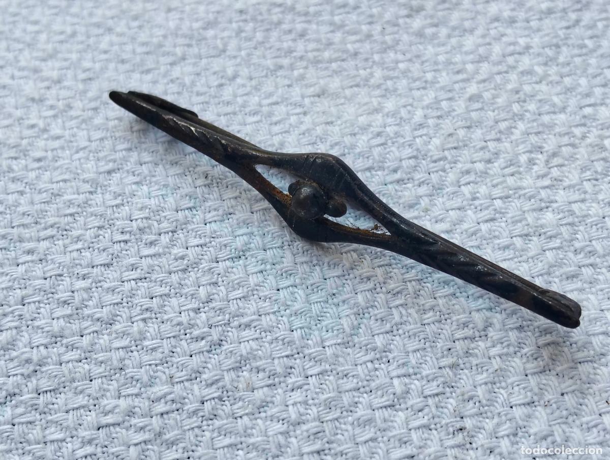 Joyeria: Broche antiguo de metal color plateado aguja de pecho Modernista a&ntilde;os 30-40