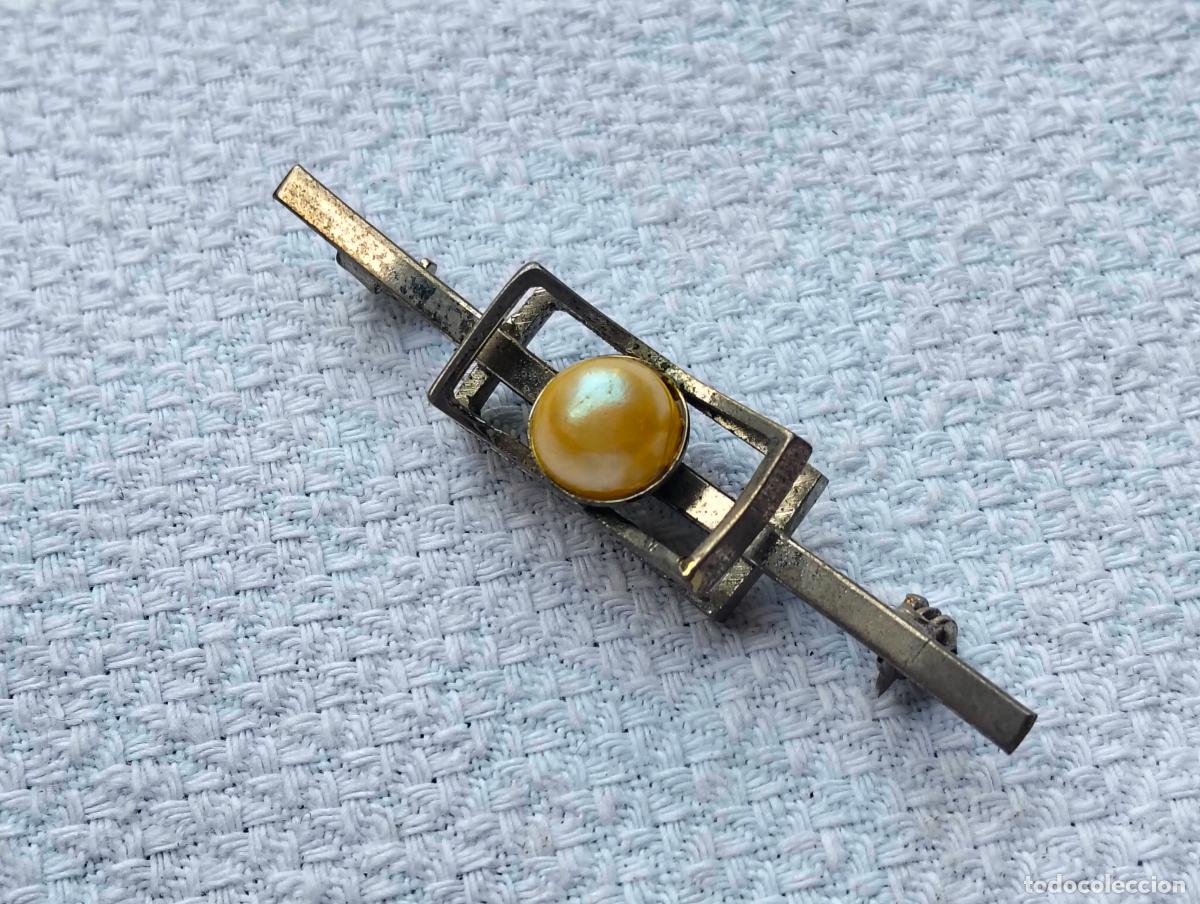 Joyeria: Broche antiguo de metal color plateado aguja de pecho estilo Art Deco con perla perlita central dag
