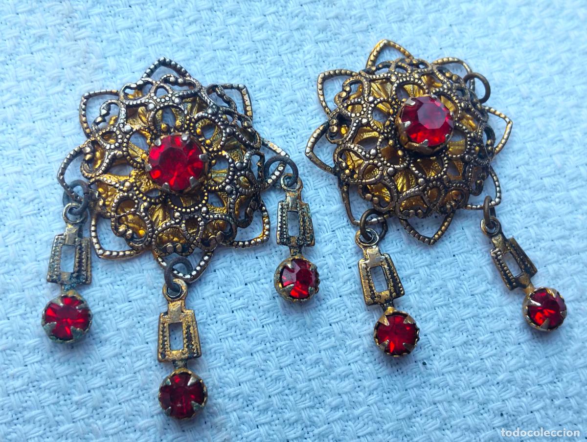 Joyeria: Pareja de broches antiguos o pendientes metal color dorado aguja de pecho cristales rojos filigrana