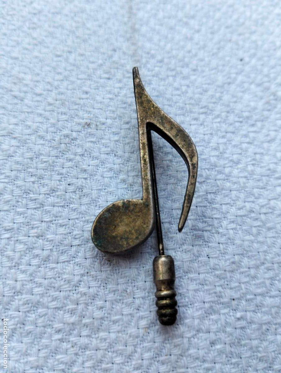 Joyeria: Broche antiguo de metal color plateado aguja de pecho nota musical y grabado audi por detr&aacute;s