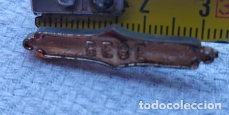 Joyeria: Broche antiguo de metal color plateado aguja de pecho o pl&aacute;stico palabra bebe