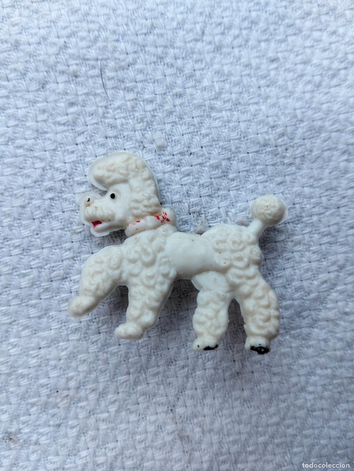 Joyeria: Broche antiguo de pl&aacute;stico color blanco aguja de pecho perro perrito dunkin caniche