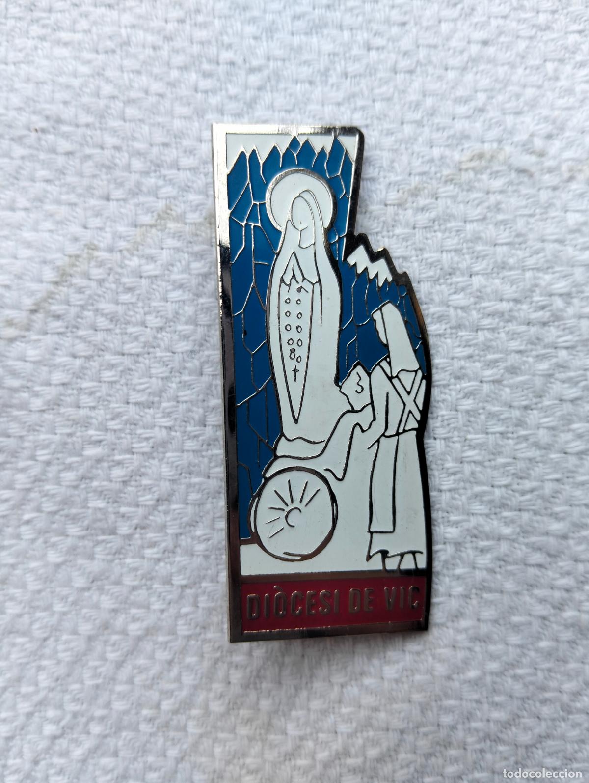 Jewelry: Broche vintage metal color plateado religioso di&ograve;cesi de Vic virgen maria y hermana