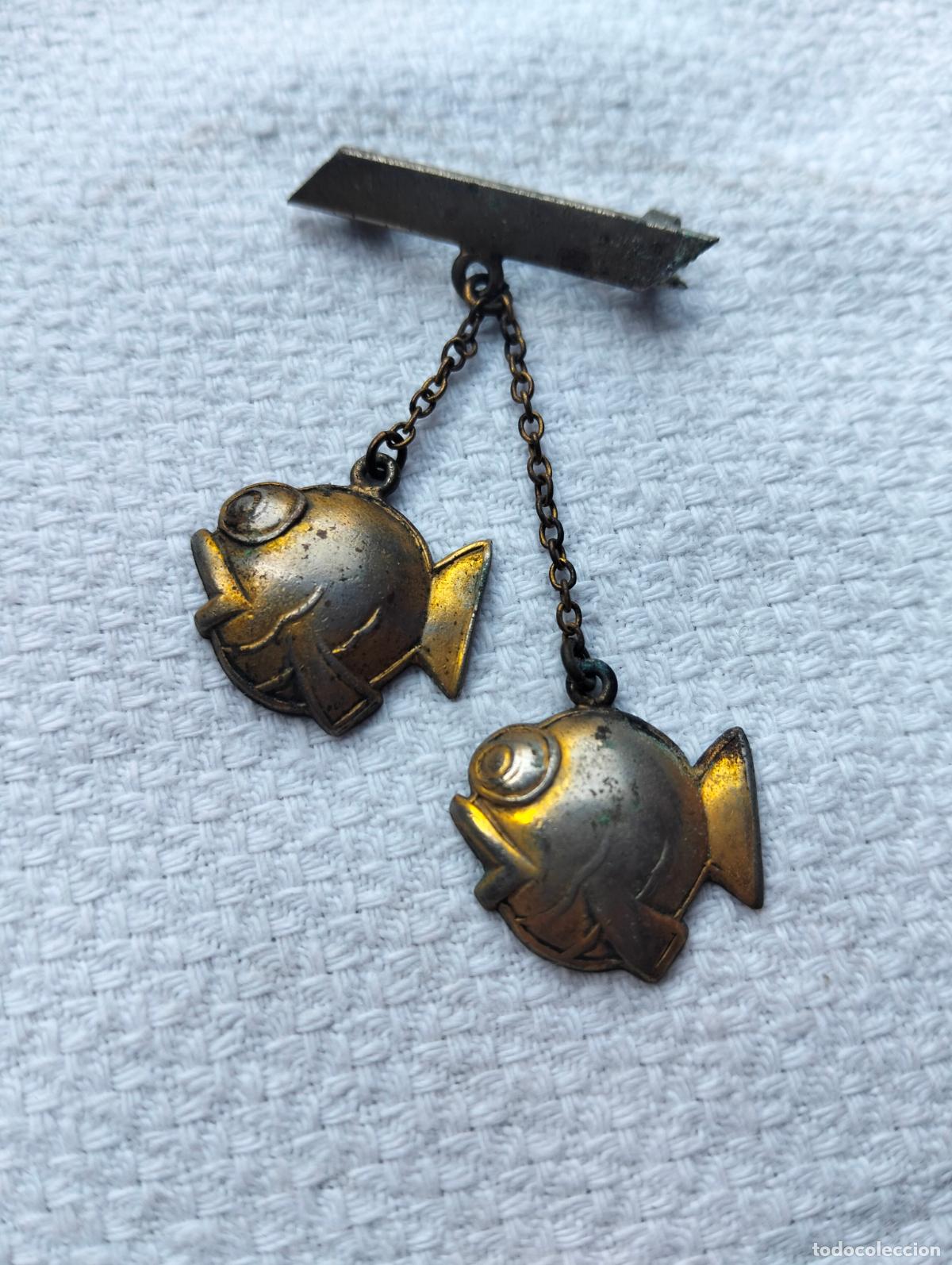 Jewelry: Pareja de peces pescados estilo dibujo animado de metal color plateado dorado broche aguja de pecho